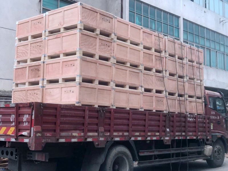 成品木質(zhì)包裝箱裝車